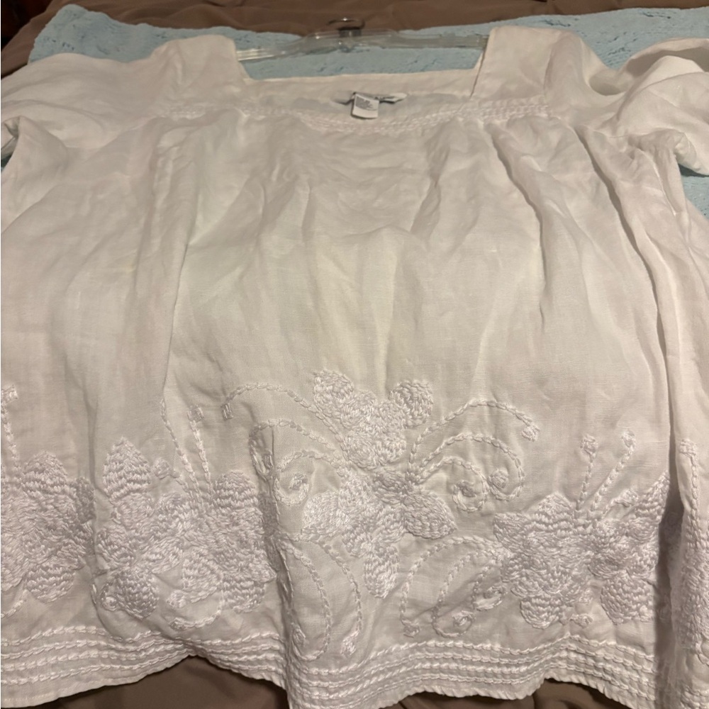 Lucy & Laurel White Embroidered Blouse